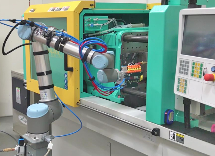 universal robots injection molding machine