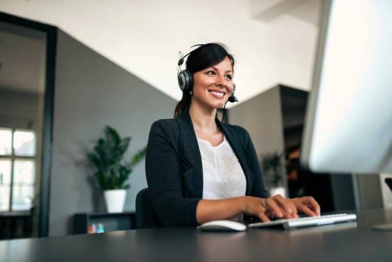 Customer service rep with-headset 900px