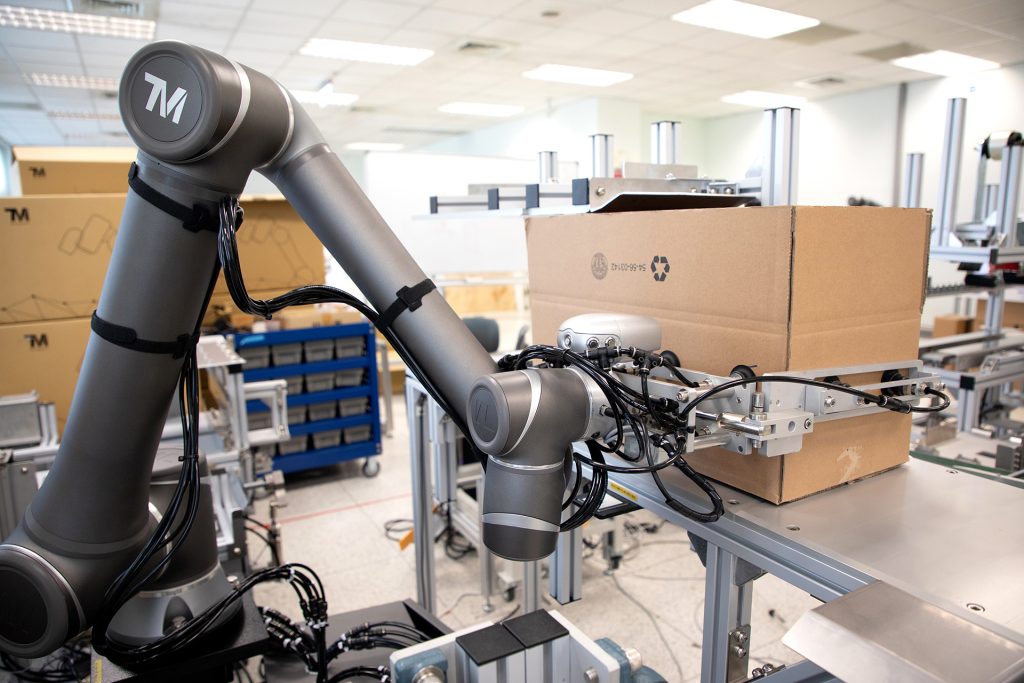 collaborative robot lifting boxes